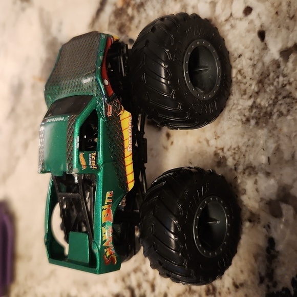 Hot Wheels Monster Trucks Fan Favorites Snake Bite 1:64 scale - Picture 1 of 9